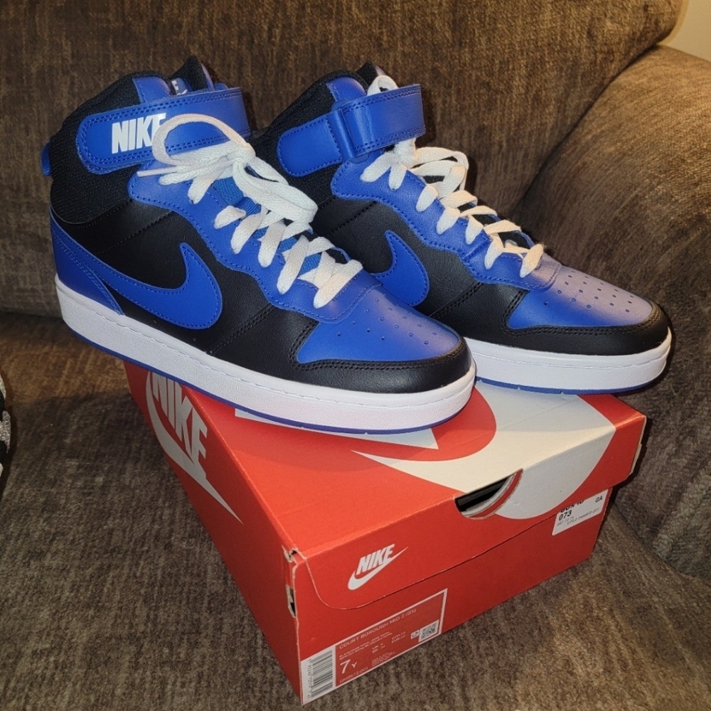 Kids gs nike court borough sz 7